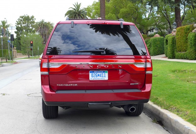 A rear view of the 2015 Lincoln Navigator 4x4