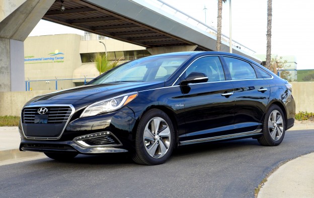 A three-quarter front view of the 2016 Hyundai Sonata Hybrid Limited