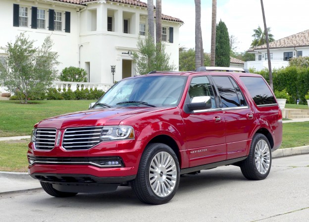 A three-quarter front view of the 2015 Lincoln Navigator 4x4