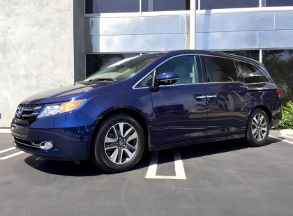 A three-quarter front view of the 2015 Honda Odyssey 5-Door Touring Elite