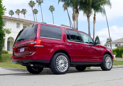 A three-quarter rear view of the 2015 Lincoln Navigator 4x4