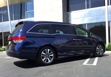 A three-quarter rear view of the 2015 Honda Odyssey 5-Door Touring Elite