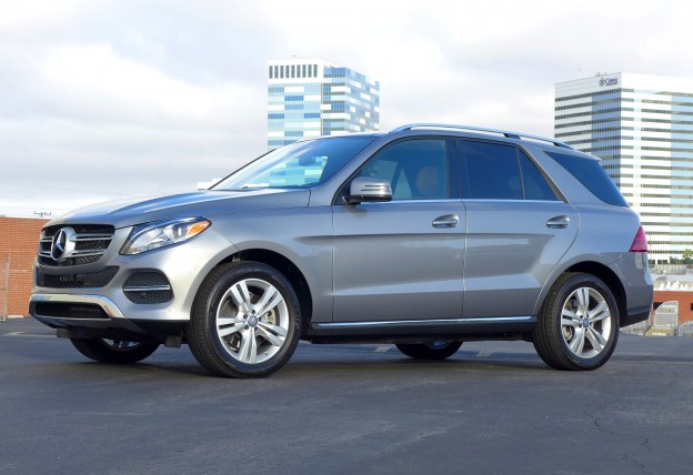 A three-quarter front view of the 2016 Mercedes-Benz GLE 400 4MATIC