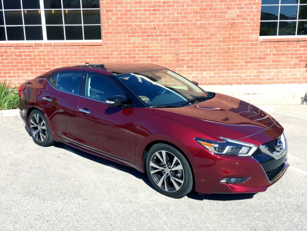 A three-quarter front view of the 2016 Nissan Maxima Platinum