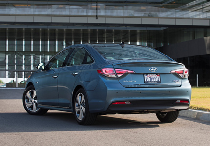 Three-quarter rear view of the 2016 Hyundai Sonata Plug-In Hybrid